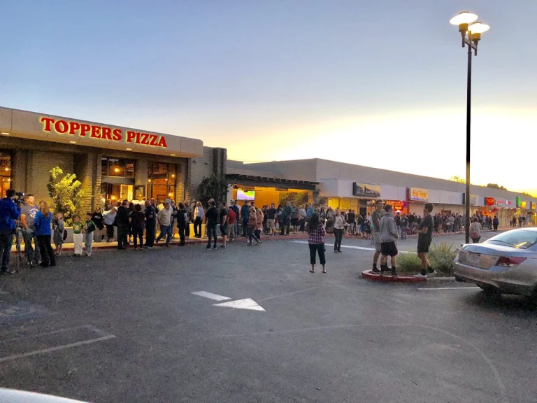 Toppers Pizza Place, a dog-friendly restaurant in Camarillo, California
