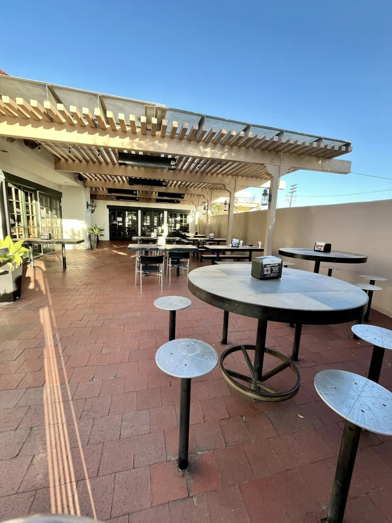 Toppers Pizza Place, Ventura