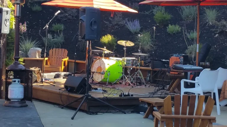 Twin Oaks Tavern, a dog-friendly restaurant in Penngrove, California