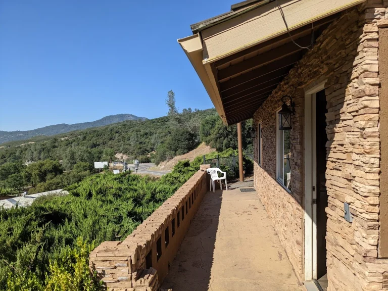 Yosemite Mountain Trail Lodge, a dog-friendly hiking trail in Oakhurst, California