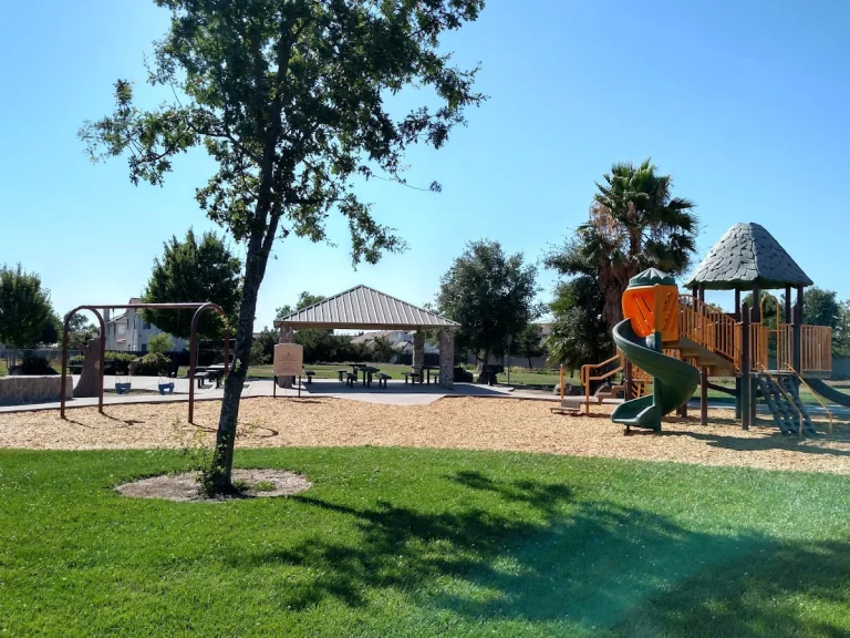 Jacinto Creek Park, a dog-friendly hiking trail in Sacramento, California