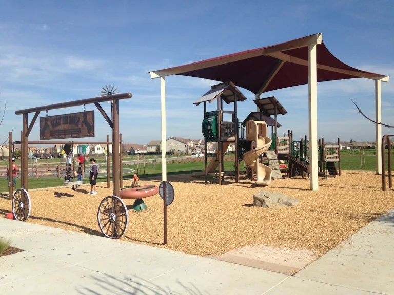 Valley Oak Park, a dog-friendly hiking trail in Sacramento, California
