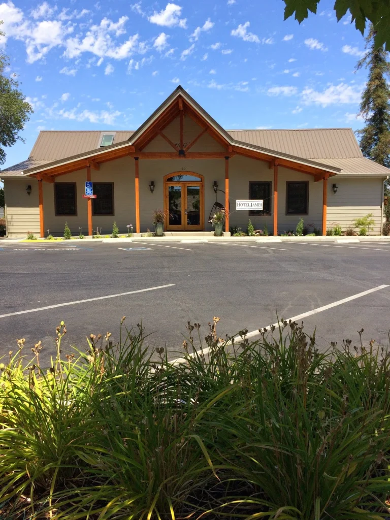 Hotel James