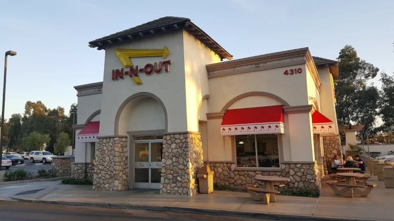 In-N-Out Burger, a dog-friendly restaurant in Ontario, California