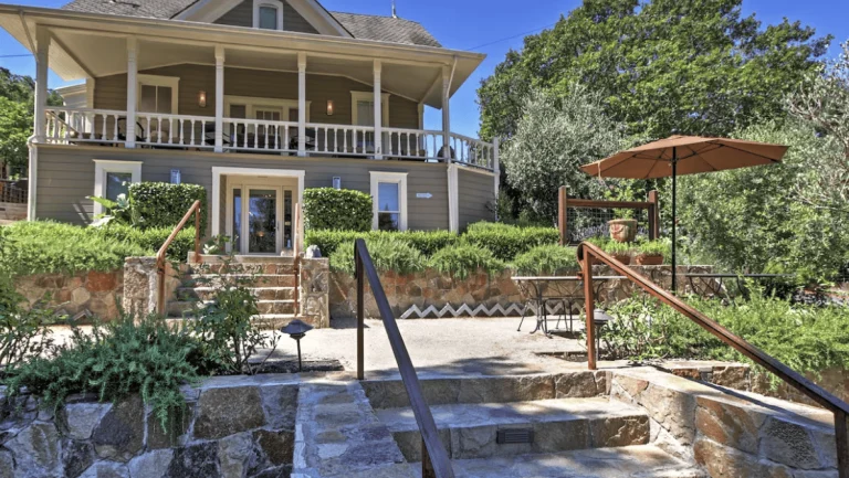 Luxury Calistoga Home w/Pool, a dog-friendly lodging in Calistoga, California