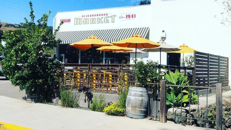 Lincoln Market & Deli, a dog-friendly restaurant in San Luis Obispo, California
