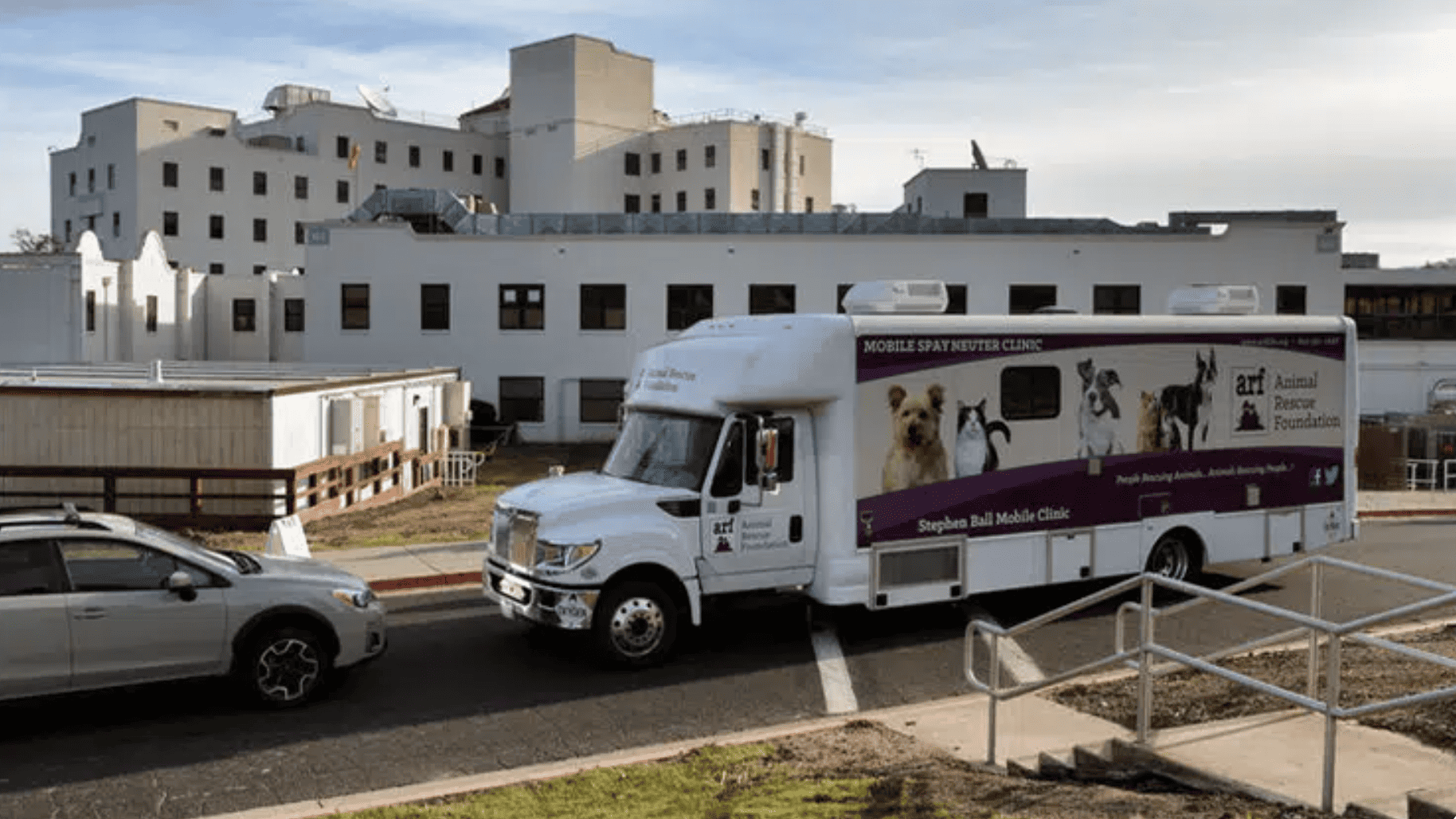 mobile veterinary clinic van