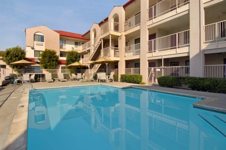 California Inn & Suites