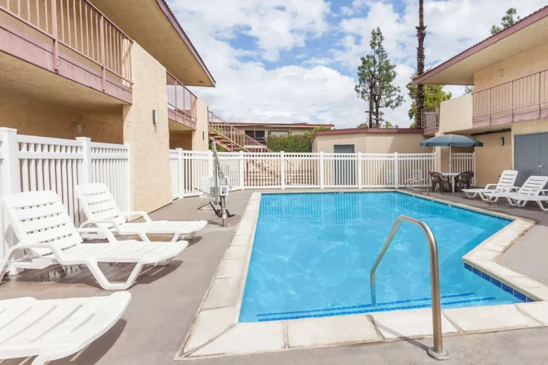 Days Inn Anaheim Maingate, a dog-friendly hotel in Anaheim, California