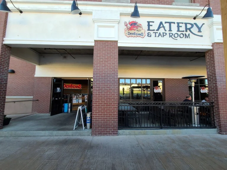 Devilicious Eatery, a dog-friendly restaurant in Temecula, California