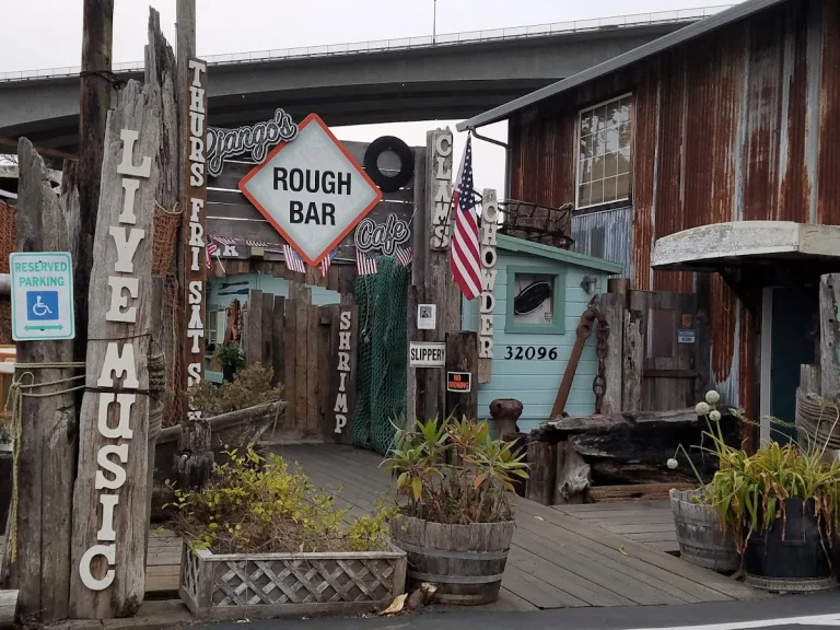 Django’s Rough Bar Cafe, a dog-friendly restaurant in Fort Bragg, California