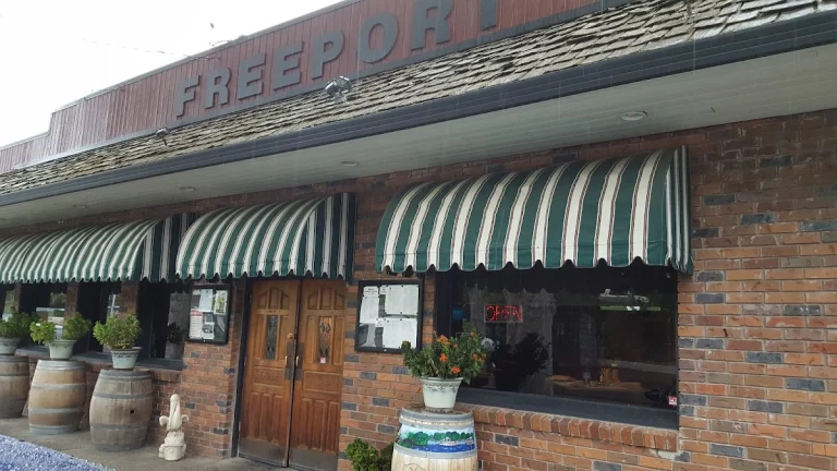 Freeport Bar & Grill, a dog-friendly restaurant in Sacramento, California
