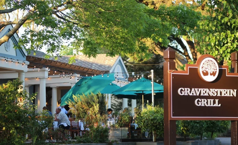 Gravenstein Grill, a dog-friendly restaurant in Sebastopol, California