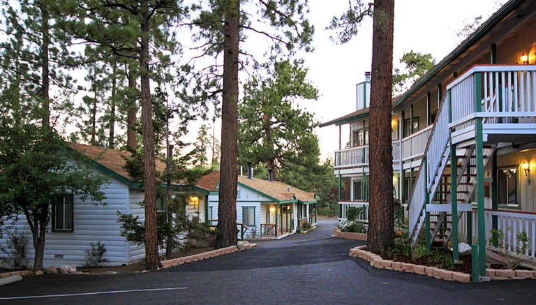 Hillcrest Suites & Cabins
