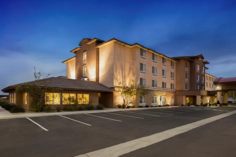 Holiday Inn Barstow-Outlet, a dog-friendly hotel in Barstow, California
