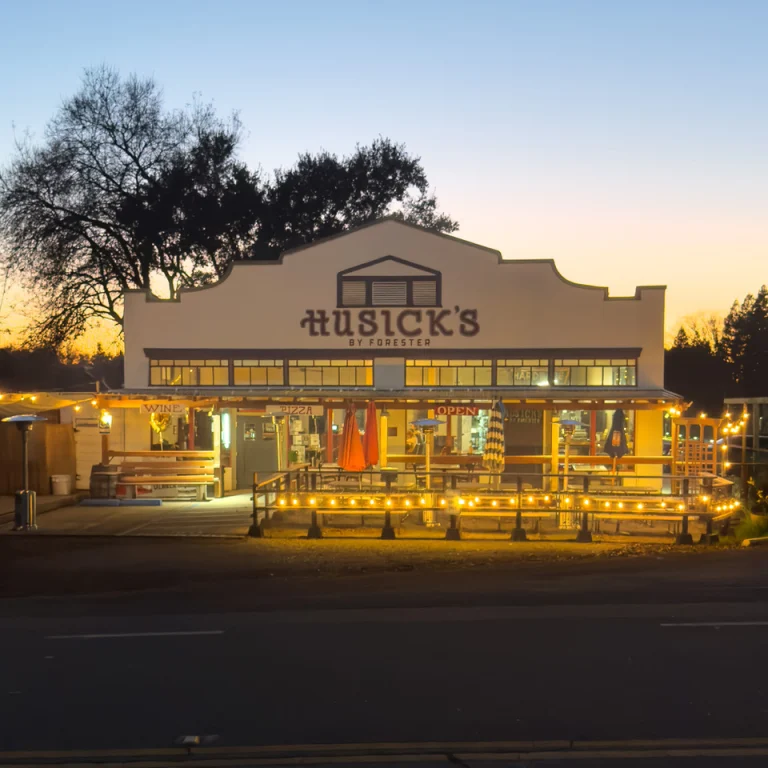 Husick's Taphouse, a dog-friendly restaurant in Clarksburg, California