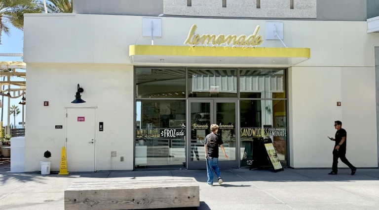 Lemonade Restaurant, a dog-friendly restaurant in Huntington Beach, California