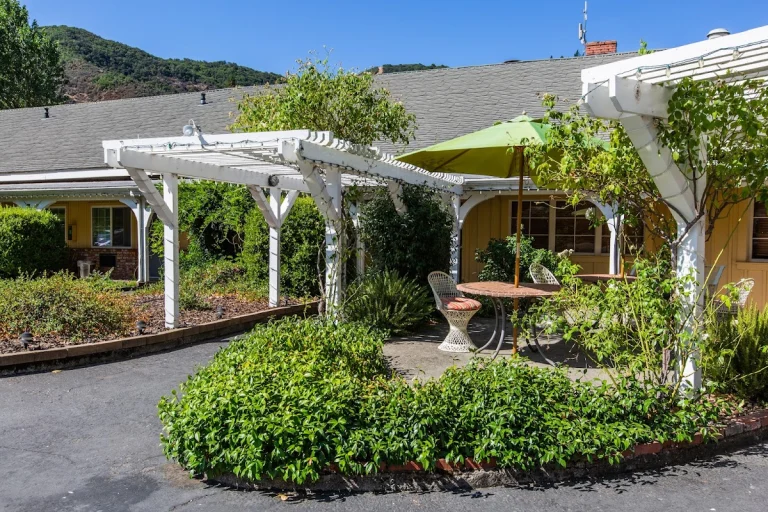 The Lodge at Blue, a dog-friendly boating destination in Upper Lake, California
