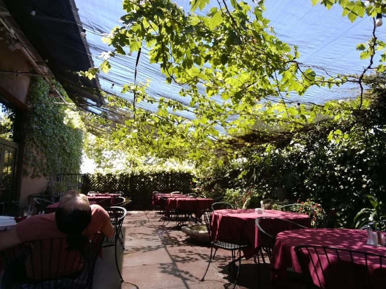 Mama Mia’s Restaurant, a dog-friendly restaurant in Gilroy, California