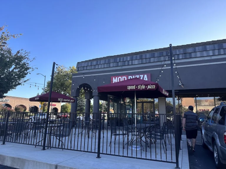 MOD Pizza, a dog-friendly restaurant in Rancho Cordova, California