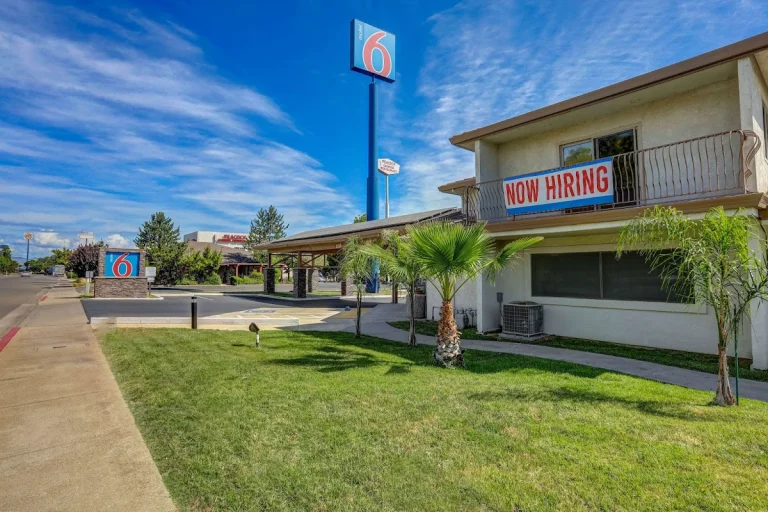 Motel 6 Anderson Redding, a dog-friendly hotel in Anderson, California