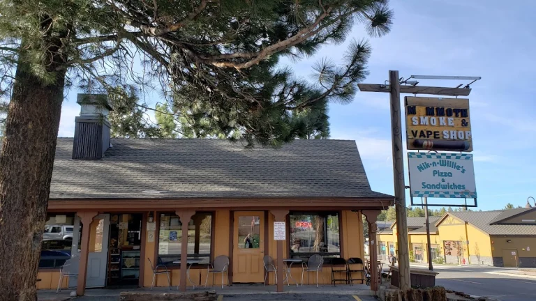 Nik-n-Willie's, a dog-friendly restaurant in Mammoth Lakes, California