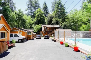 OYO Sleepy Hollow, Crestline