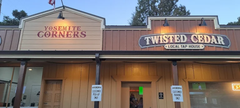 Smokin Oak Bbq, a dog-friendly restaurant in Mariposa, California