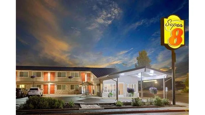 Super 8 Alturas, a dog-friendly hotel in Alturas, California