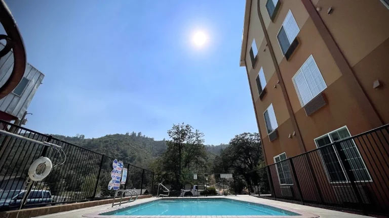 The Monarch Inn, a dog-friendly hotel in Mariposa, California