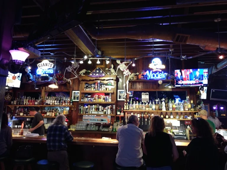 Vinnie’s Bar & Grill, a dog-friendly bar in Concord, California