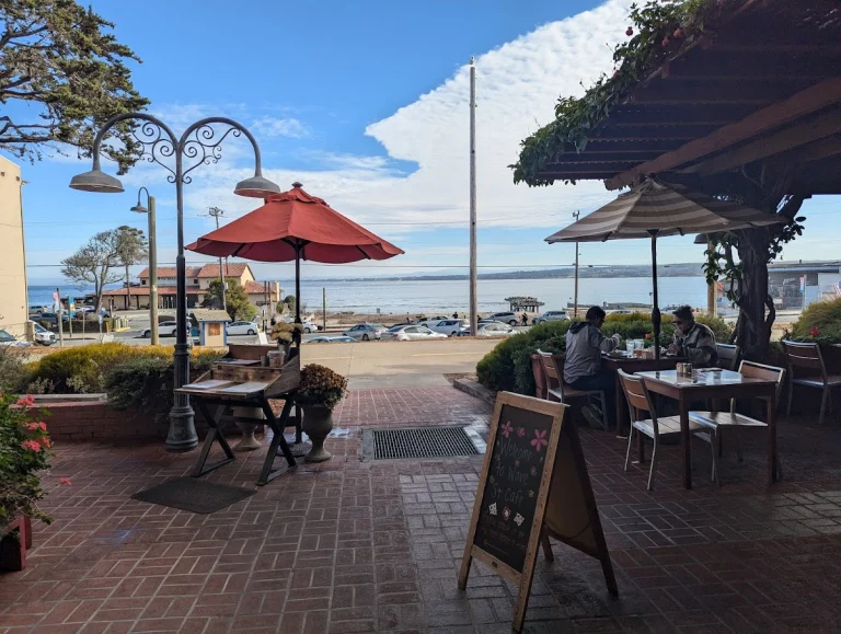 Wave Street Café, a dog-friendly restaurant in Monterey, California